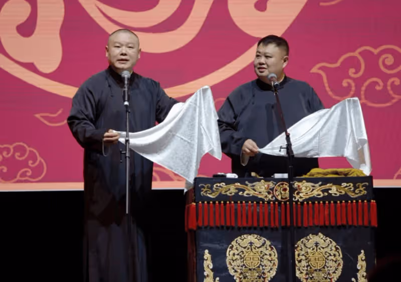 郭麒麟和郭德綱澳洲同台演出,比電視上瘦太多了,側臉很帥