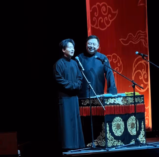 郭麒麟和郭德綱澳洲同台演出,比電視上瘦太多了,側臉很帥
