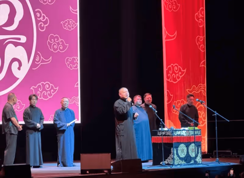 郭麒麟和郭德綱澳洲同台演出,比電視上瘦太多了,側臉很帥