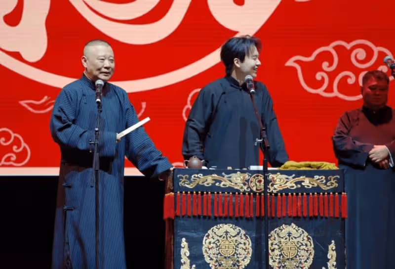 郭麒麟和郭德綱澳洲同台演出,比電視上瘦太多了,側臉很帥