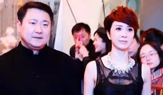 袁立三婚驚爆眼球！11歲年齡差背後，她為何拋棄富商選窮小子？