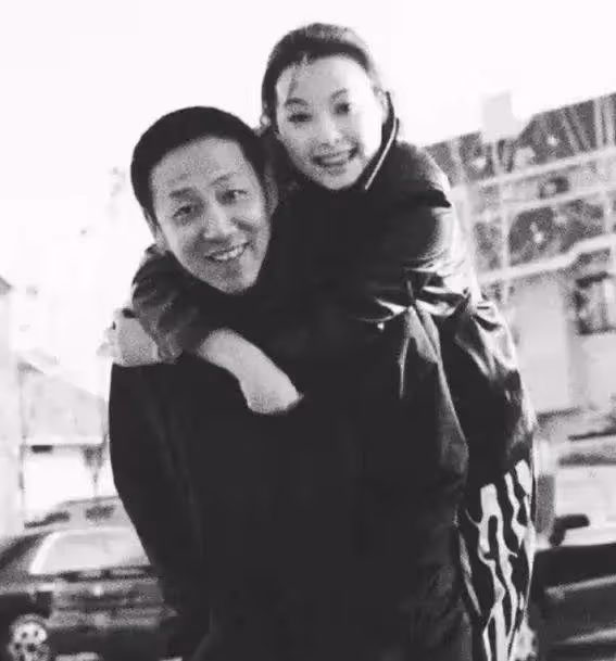 袁立三婚驚爆眼球！11歲年齡差背後，她為何拋棄富商選窮小子？