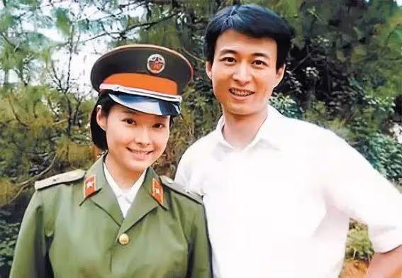 袁立三婚驚爆眼球！11歲年齡差背後，她為何拋棄富商選窮小子？