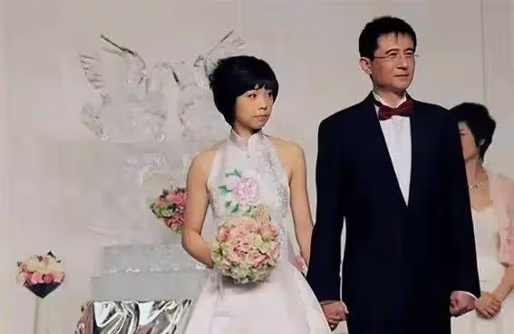 袁立三婚驚爆眼球!11歲年齡差背後,她為何拋棄富商選窮小子?