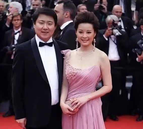 袁立三婚驚爆眼球!11歲年齡差背後,她為何拋棄富商選窮小子?