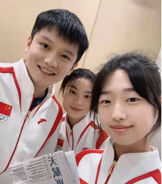 黃雨婷今天滿18歲了!奧運冠軍回到杭州,捐贈金牌戰袍5斤重!