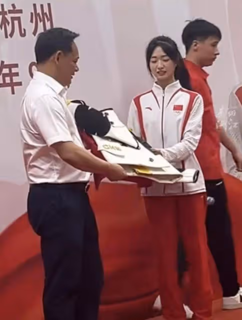 黃雨婷今天滿18歲了!奧運冠軍回到杭州,捐贈金牌戰袍5斤重!
