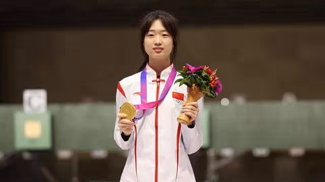 黃雨婷今天滿18歲了!奧運冠軍回到杭州,捐贈金牌戰袍5斤重!