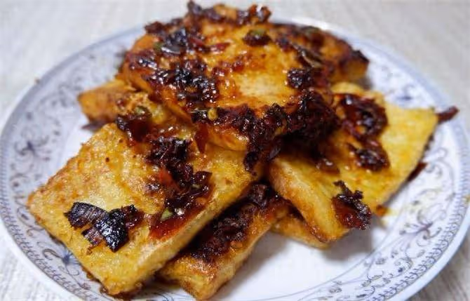 豆腐這樣做，酸甜中帶著辣味，外脆里嫩，每一口都超級過癮
