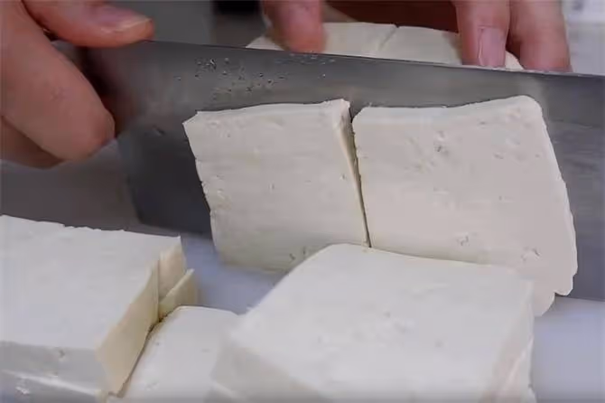 豆腐這樣做，酸甜中帶著辣味，外脆里嫩，每一口都超級過癮