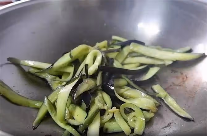 家常紅燒茄子，簡單的下飯菜做法，愛吃茄子不要錯過，太下飯了