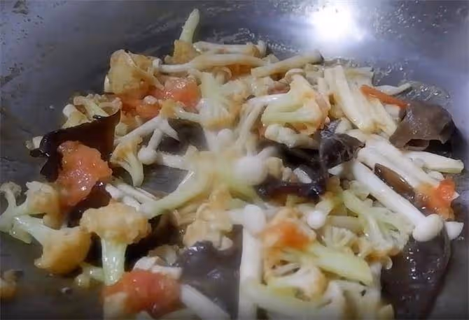 少鹽少油的素菜一鍋鮮，不想吃肉了就做上一盤，營養好吃又下飯