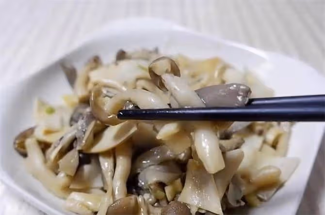幾種蘑菇放在一起,鮮香可口的一道菜,吃著太香了,價格比肉還貴