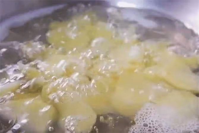 土豆做法雖然多，還是這樣做最好吃，奶香味的烤土豆，吃了就上癮