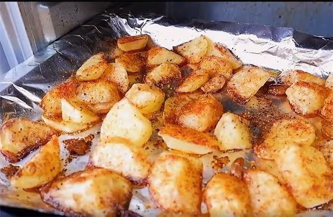 土豆做法雖然多，還是這樣做最好吃，奶香味的烤土豆，吃了就上癮