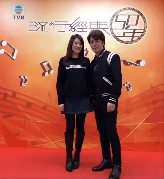 炸裂！TVB男星被同居7年女友爆料腳踏3船，與小四親密裸聊，本人迅速反擊