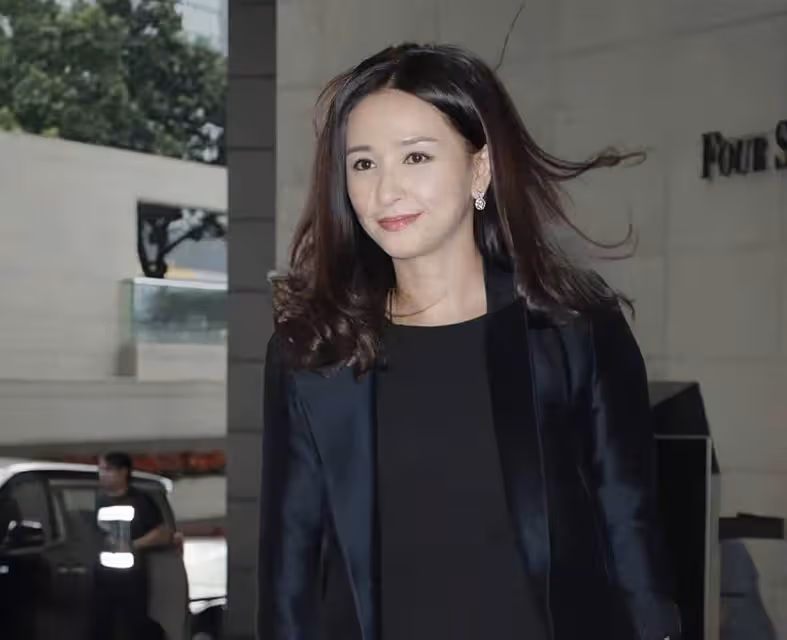 香港知名凍齡女神罕見露面，喪夫後至今單身，看著比兒媳更年輕