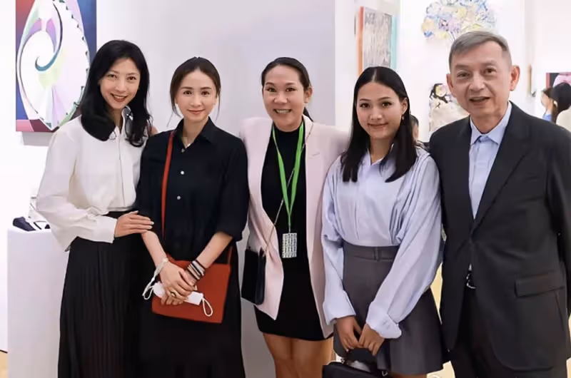 香港知名凍齡女神罕見露面，喪夫後至今單身，看著比兒媳更年輕