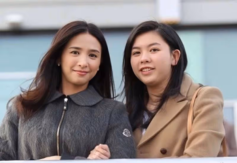 香港知名凍齡女神罕見露面，喪夫後至今單身，看著比兒媳更年輕