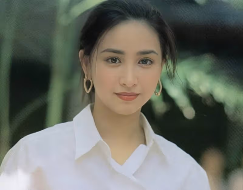 香港知名凍齡女神罕見露面，喪夫後至今單身，看著比兒媳更年輕