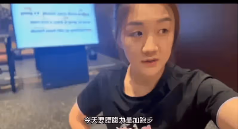 陳夢現身Dior現場成熟美,孫穎莎穿休閒服坐高鐵回河北,大頭練體