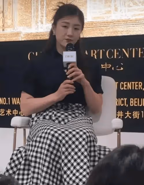 陳夢現身Dior現場成熟美,孫穎莎穿休閒服坐高鐵回河北,大頭練體