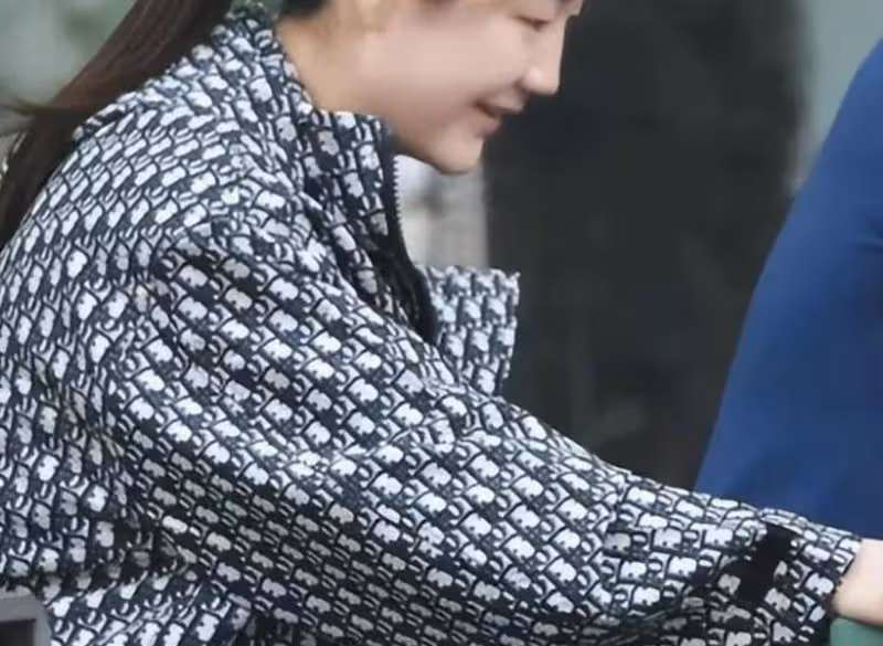 陳夢現身Dior現場成熟美,孫穎莎穿休閒服坐高鐵回河北,大頭練體