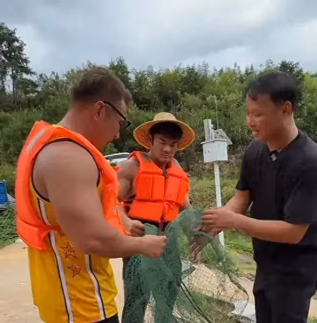 笑不活了!華哥入股1萬包魚塘抓魚結果顆粒無收,粉絲做法扎心了