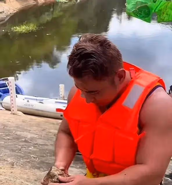 笑不活了!華哥入股1萬包魚塘抓魚結果顆粒無收,粉絲做法扎心了