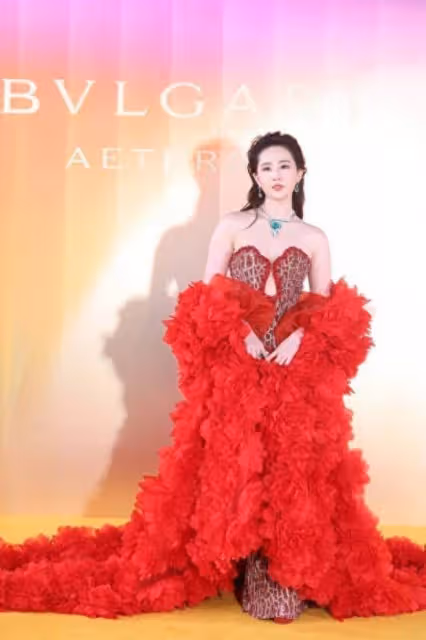 紅毯爭艷,劉亦菲、趙露思上海珠寶活動大放異彩