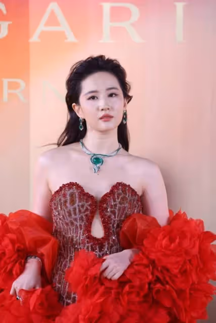 紅毯爭艷,劉亦菲、趙露思上海珠寶活動大放異彩