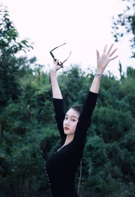 關曉彤公園漫步,黑裙盡顯纖細腰肢,鬆弛感讓人羨慕!