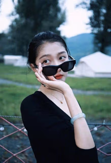 關曉彤公園漫步,黑裙盡顯纖細腰肢,鬆弛感讓人羨慕!