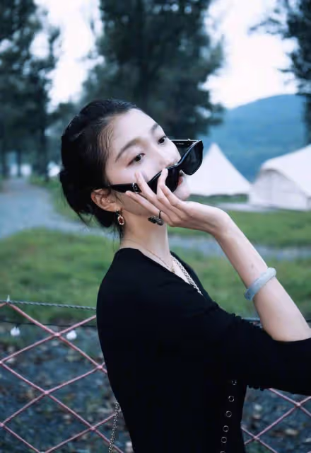 關曉彤公園漫步,黑裙盡顯纖細腰肢,鬆弛感讓人羨慕!