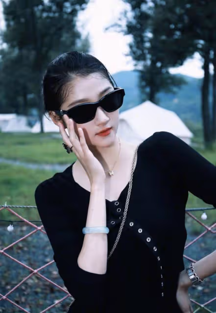 關曉彤公園漫步,黑裙盡顯纖細腰肢,鬆弛感讓人羨慕!