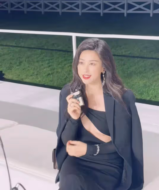 劉沖曬一組珍貴照,58歲鈴木保奈美換個法子美,氣質太好了
