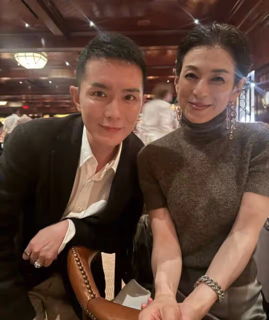 劉沖曬一組珍貴照,58歲鈴木保奈美換個法子美,氣質太好了