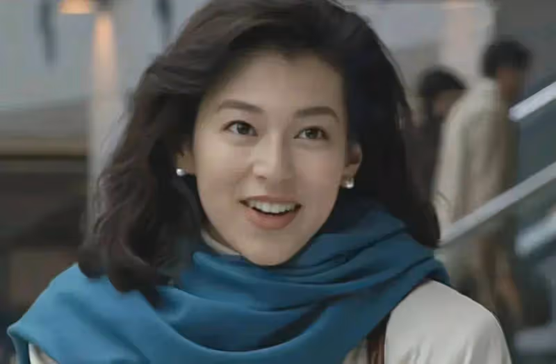劉沖曬一組珍貴照,58歲鈴木保奈美換個法子美,氣質太好了