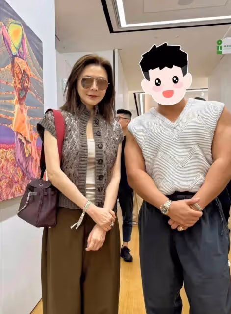 網友香港看展偶遇向太和關之琳,關之琳不像60歲的,向太仍坐輪椅