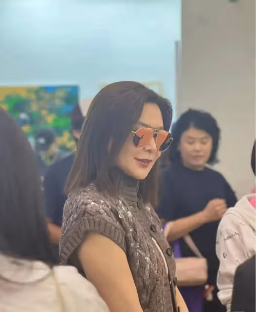 網友香港看展偶遇向太和關之琳,關之琳不像60歲的,向太仍坐輪椅