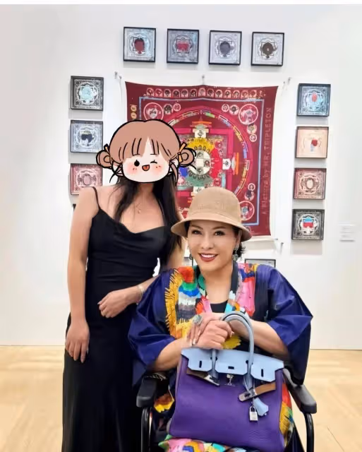 網友香港看展偶遇向太和關之琳,關之琳不像60歲的,向太仍坐輪椅