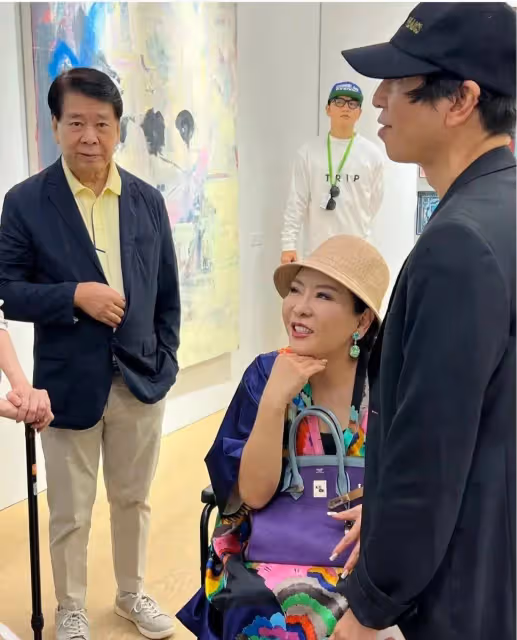 網友香港看展偶遇向太和關之琳,關之琳不像60歲的,向太仍坐輪椅