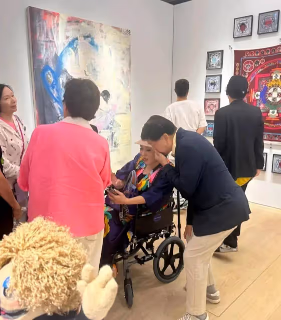 網友香港看展偶遇向太和關之琳,關之琳不像60歲的,向太仍坐輪椅
