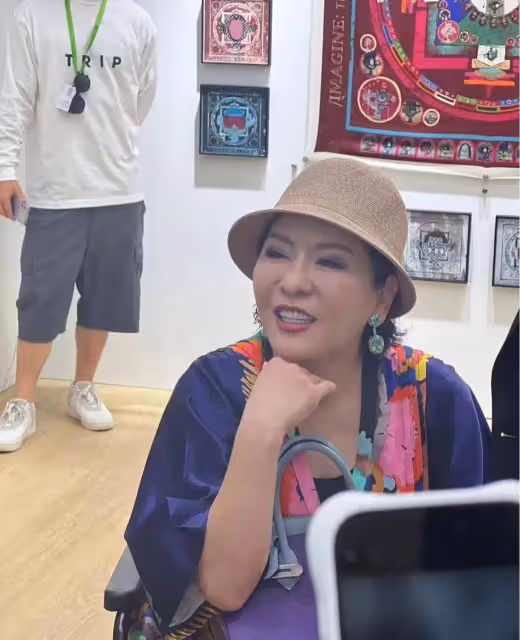 網友香港看展偶遇向太和關之琳,關之琳不像60歲的,向太仍坐輪椅