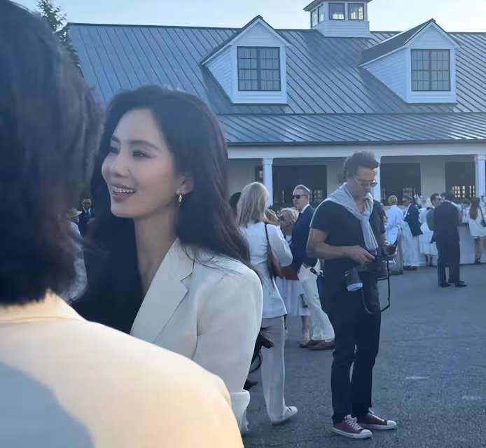 劉詩詩紐約亮相,國風長裙驚艷全場,東方韻味美出新高度