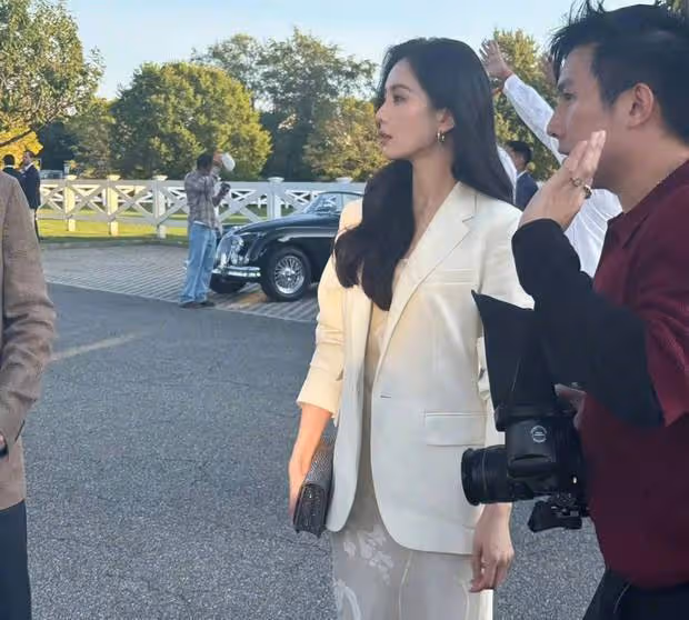 劉詩詩紐約亮相,國風長裙驚艷全場,東方韻味美出新高度