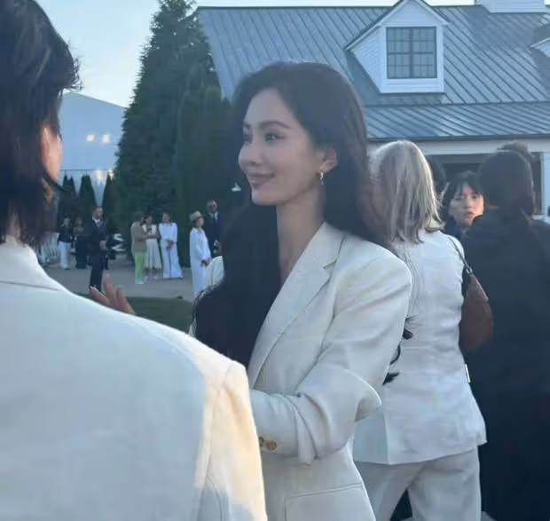 劉詩詩紐約亮相,國風長裙驚艷全場,東方韻味美出新高度