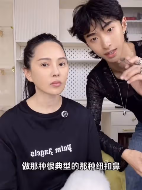 恩利巧手變魔術，伊能靜秒變網紅風，母子貼臉自拍引熱議：這是姐弟吧？