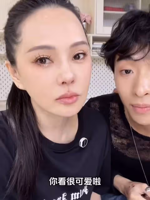 恩利巧手變魔術，伊能靜秒變網紅風，母子貼臉自拍引熱議：這是姐弟吧？