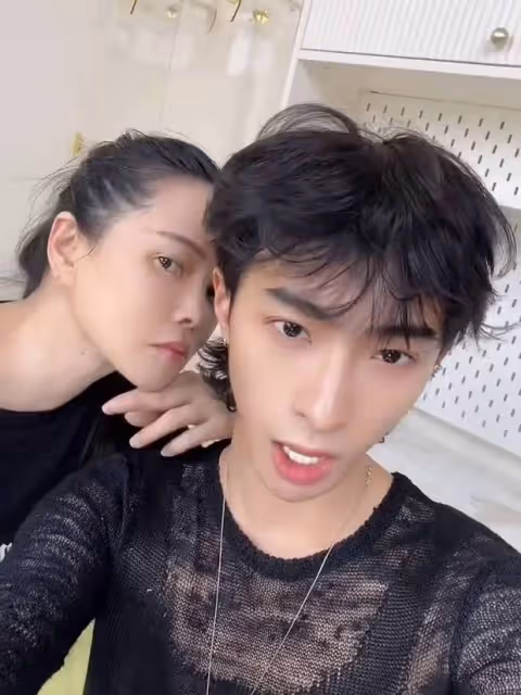 恩利巧手變魔術，伊能靜秒變網紅風，母子貼臉自拍引熱議：這是姐弟吧？